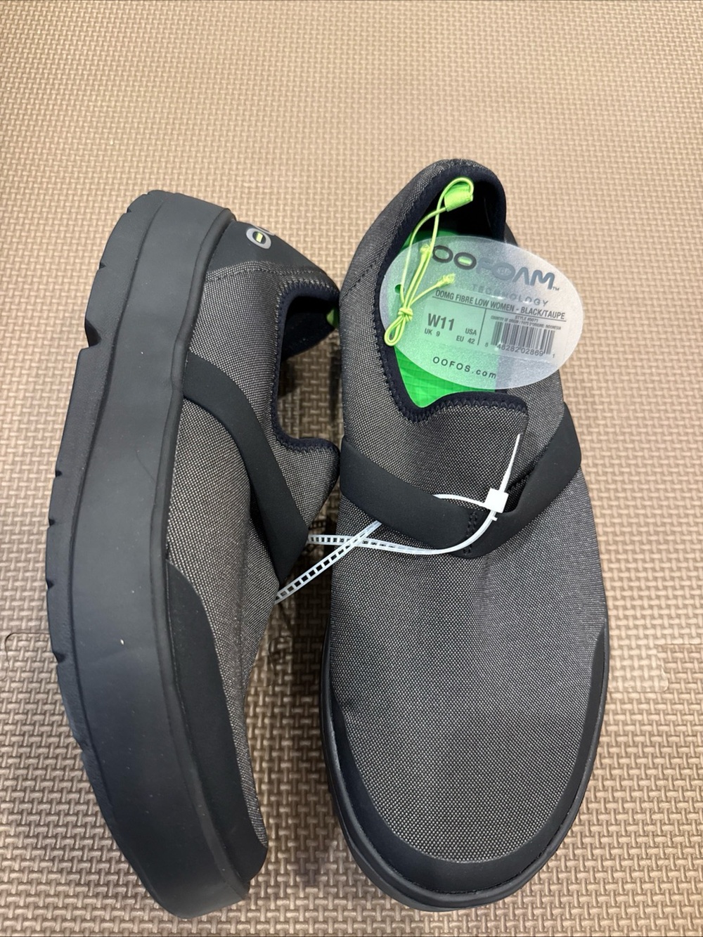 Women’s Oofos OOmg Eezee Black Low Recovery Slip‑On Shoes – Size 11 w/tag